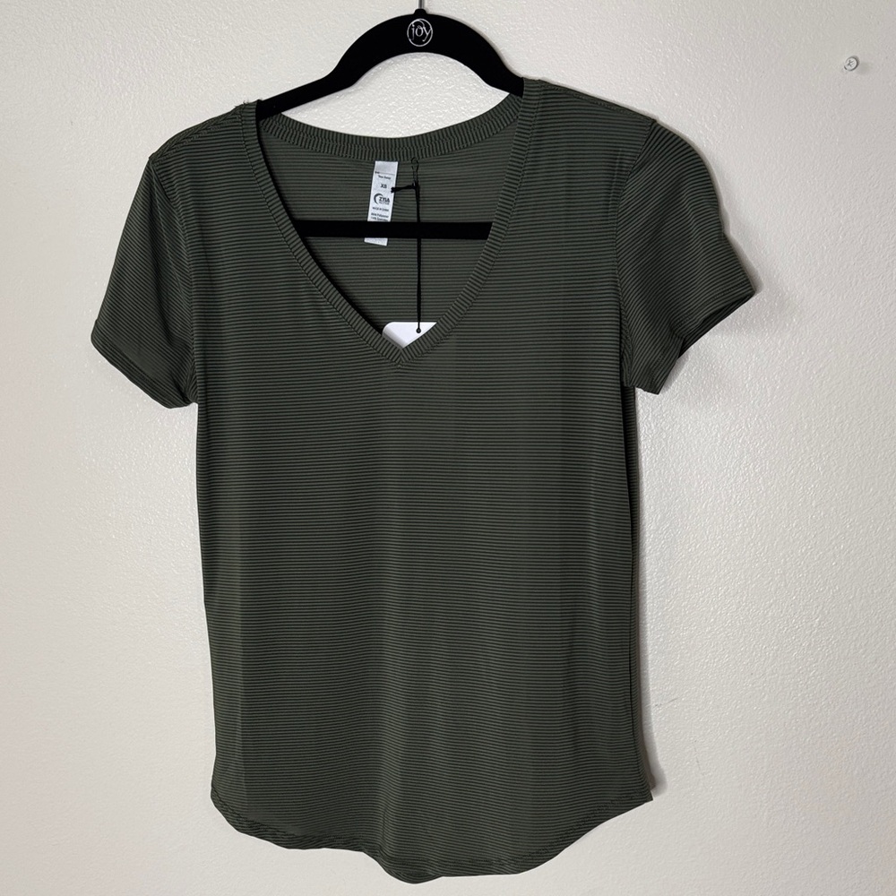 Classic Olive V-Neck Short Sleeve Top size XS  pine wanderer short sleeve